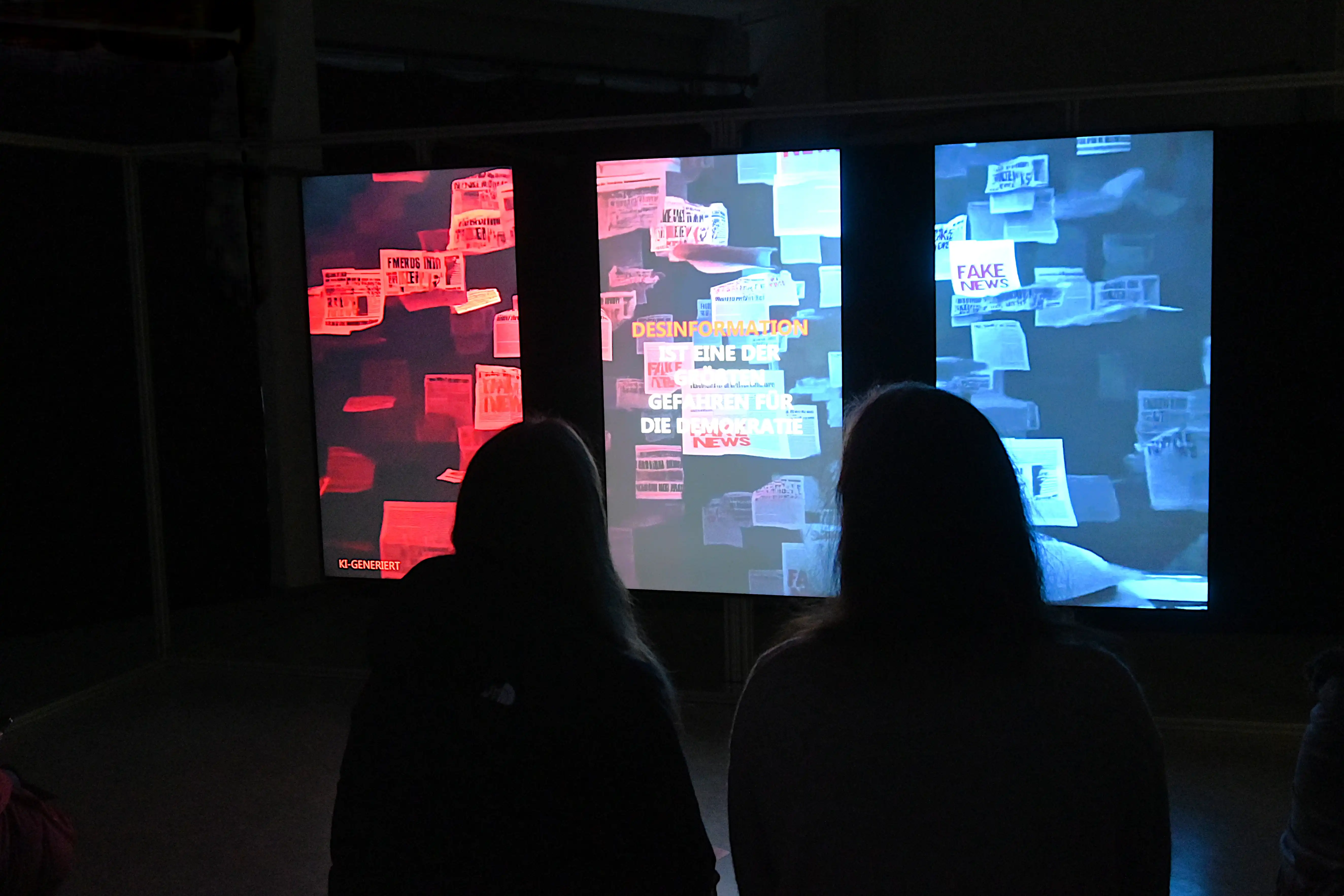 Videoinstallation über KI Propaganda